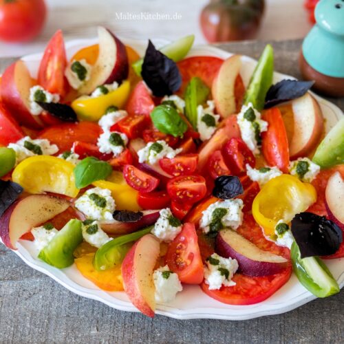 Rezept für einen bunten Tomaten-Nektarinen-Salat