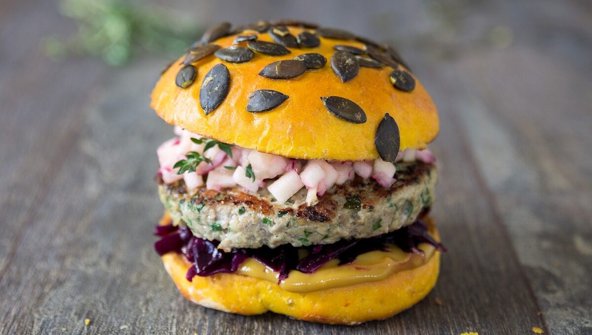 Rezept für einen Herbstburger mit Schweinefleisch, Rotkohl und Kürbis-Bun