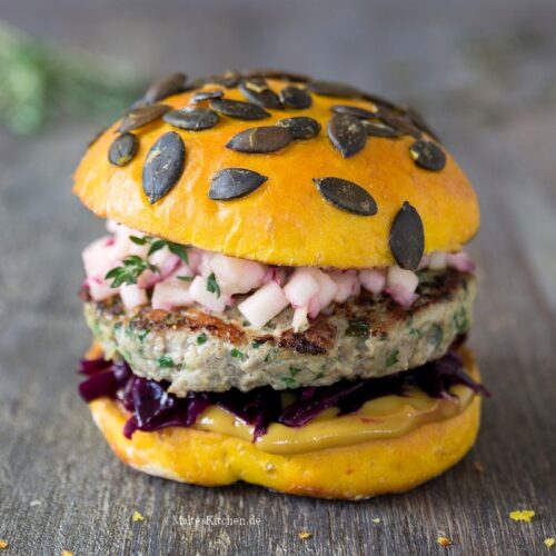 Rezept für einen Herbstburger mit Schweinefleisch, Rotkohl und Kürbis-Bun