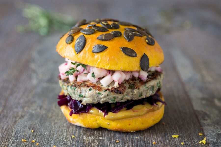 Rezept für einen Herbstburger mit Schweinefleisch, Rotkohl und Kürbis-Bun