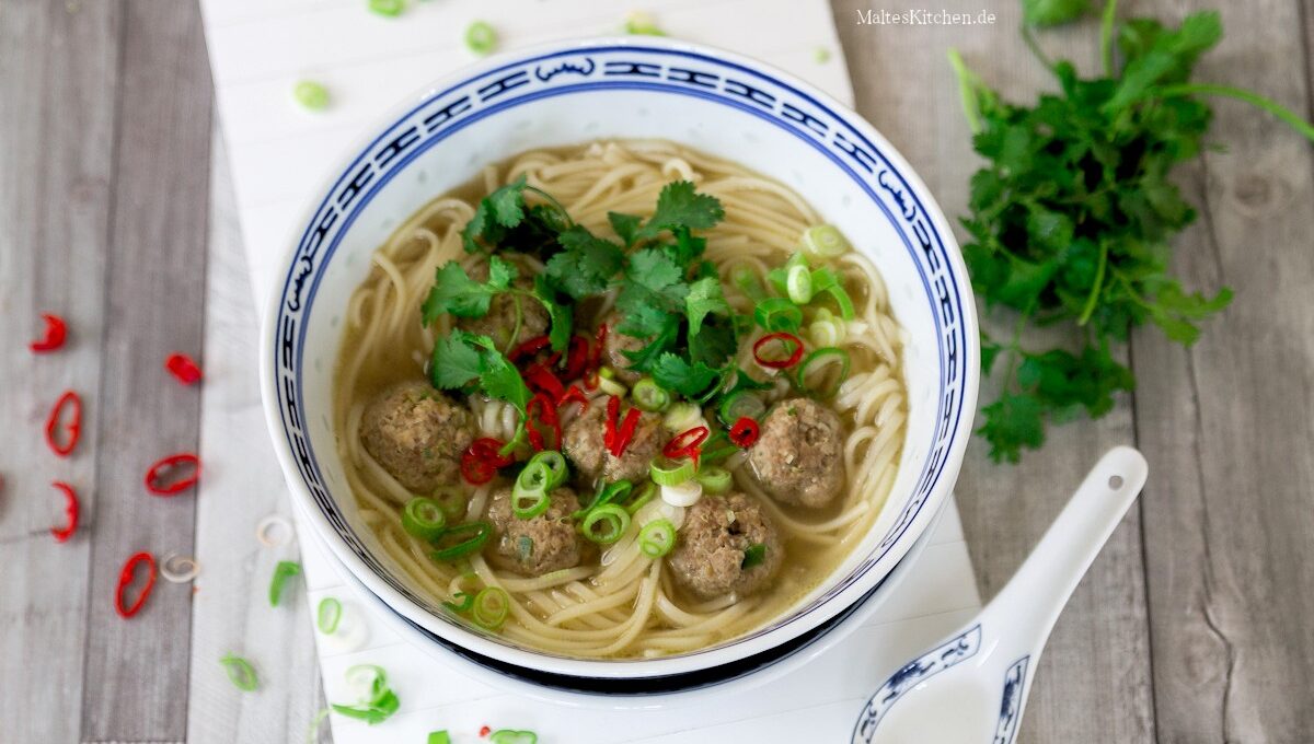 Rezept für eine asiatische Nudelsuppe mit Hackbällchen