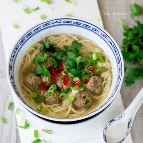 Rezept für eine asiatische Nudelsuppe mit Hackbällchen