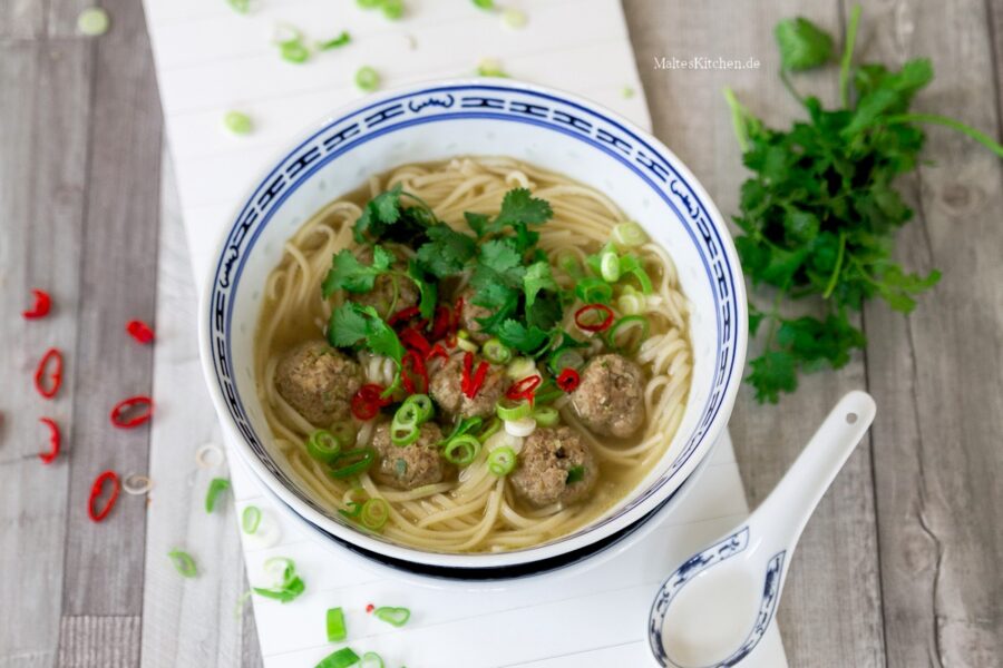 Rezept für eine asiatische Nudelsuppe mit Hackbällchen