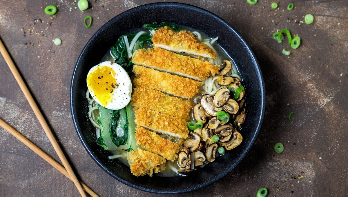 Rezept für eine Udon-Nudelsuppe mit krossem Hähnchen