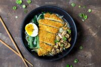Rezept für eine Udon-Nudelsuppe mit krossem Hähnchen