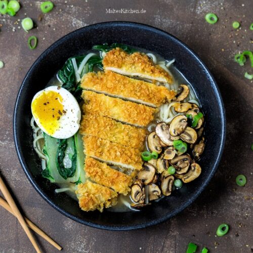 Rezept für eine Udon-Nudelsuppe mit krossem Hähnchen