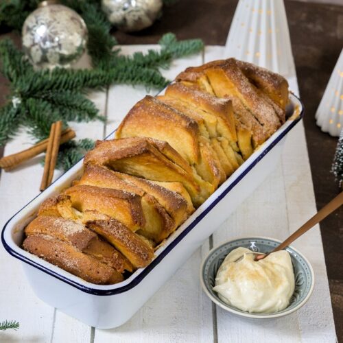 Rezept für ein Zupfbrot mit Zimt und Zucker