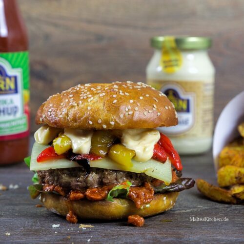 Rezept für eine spanischen Burger mit Chorizo-Creme, Rindfleisch, gerösteter Paprika, Manchego und Aioli