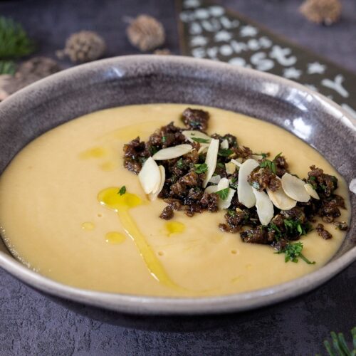 Rezept für eine cremige Pastinaken-Mandel-Suppe mit Pumpernickel-Brösel