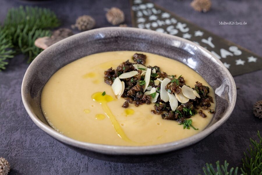 Rezept für eine cremige Pastinaken-Mandel-Suppe mit Pumpernickel-Brösel