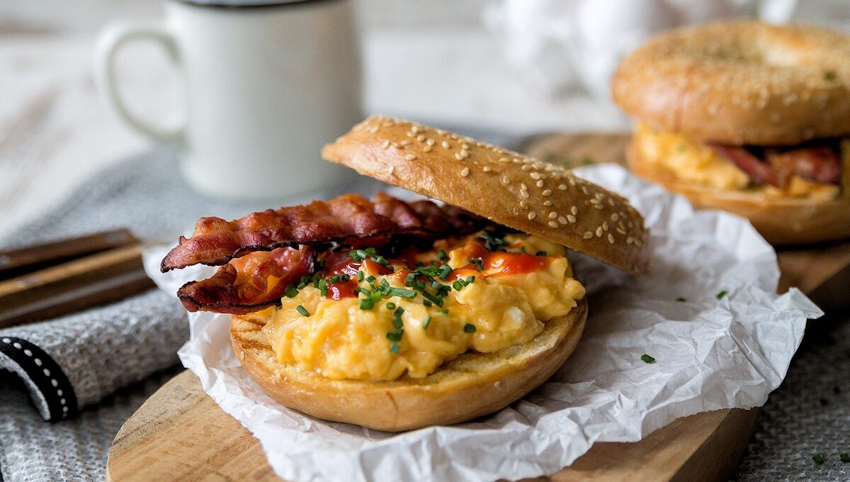 Rezept für Bagel mit Rührei, Bacon & Sriracha-Ketchup