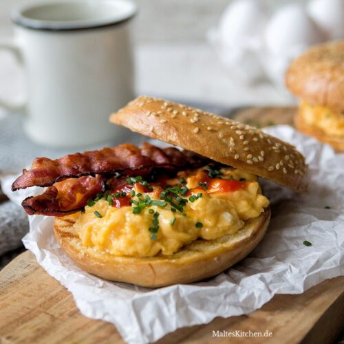 Rezept für Bagel mit Rührei, Bacon & Sriracha-Ketchup