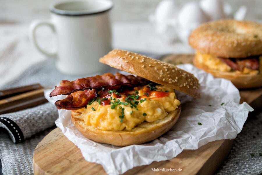 Rezept für Bagel mit Rührei, Bacon & Sriracha-Ketchup