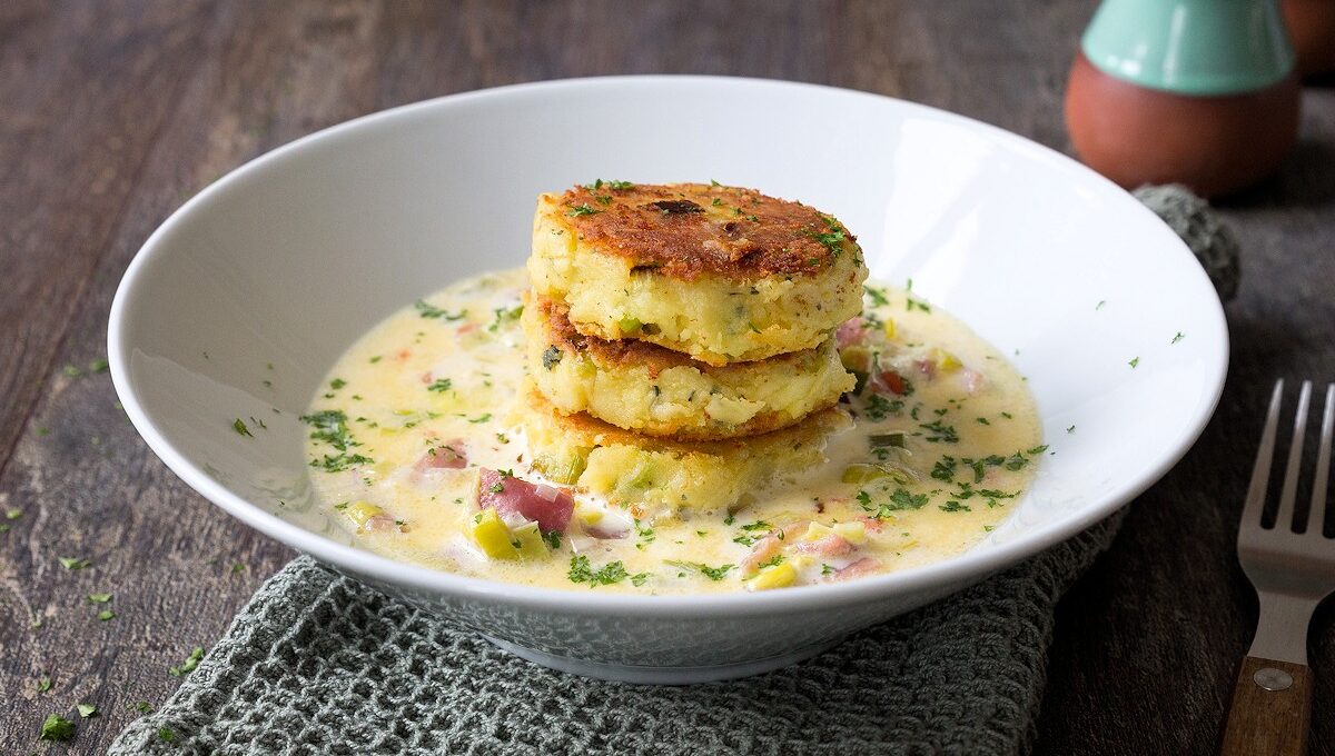 Kartoffel-Feta-Taler mit Schinken-Lauch-Ragout