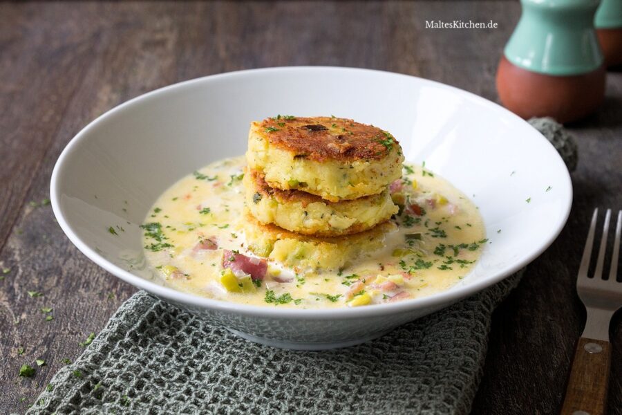 Kartoffel-Feta-Taler mit Schinken-Lauch-Ragout