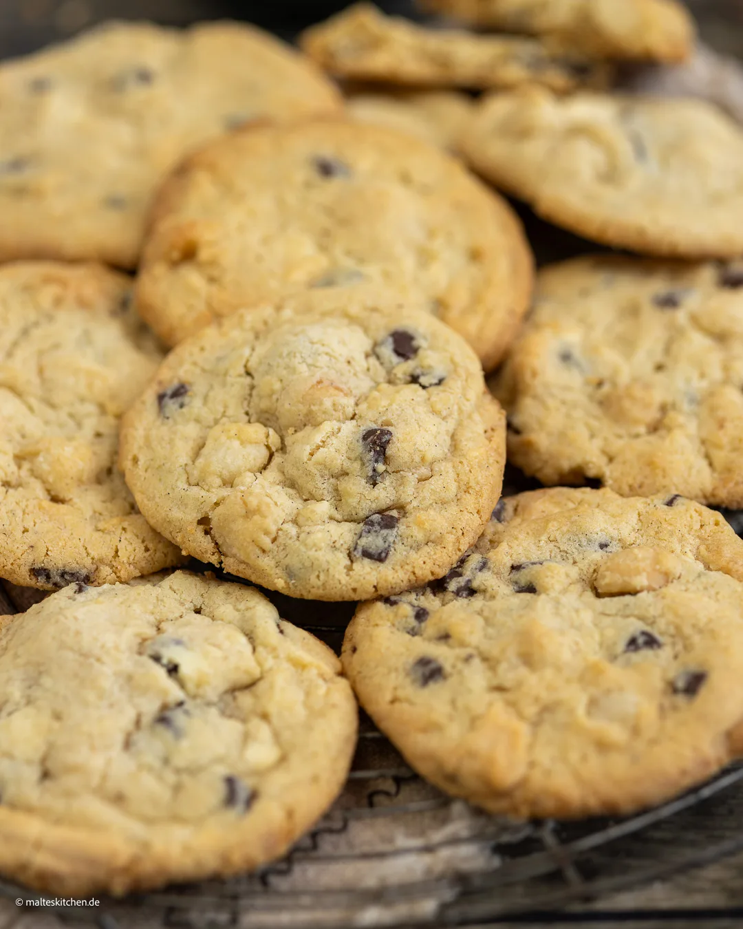Cookies mit Macadamia Nüssen und Schokolade.