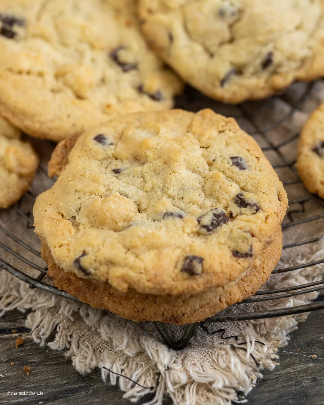 Macadamia-Cookies mit weißer Schokolade.
