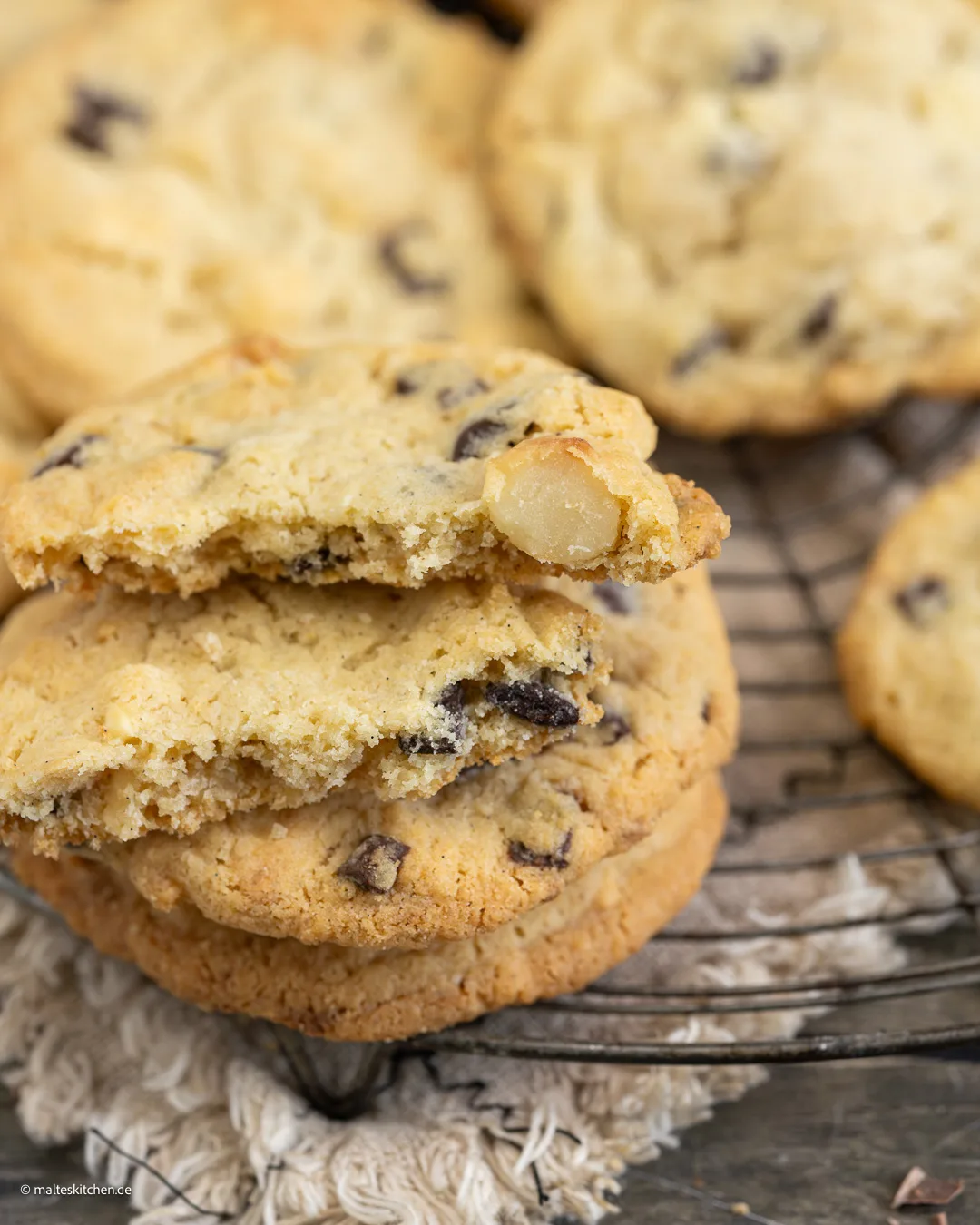 Macadamia-Cookies mit weißer und dunkler Schokolade.