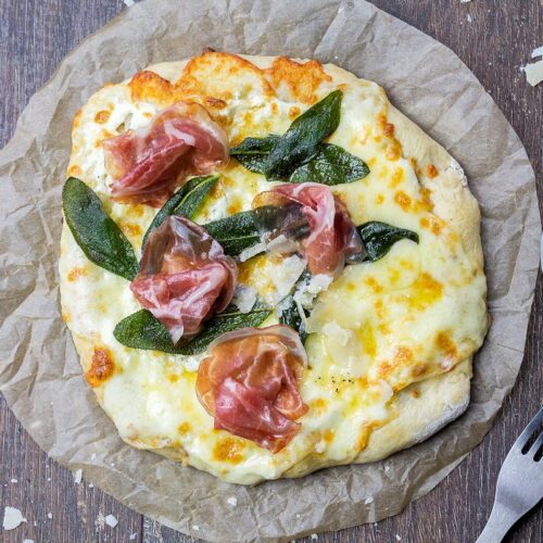 Rezept für eine Pizza Bianco mit Salbei und Coppa