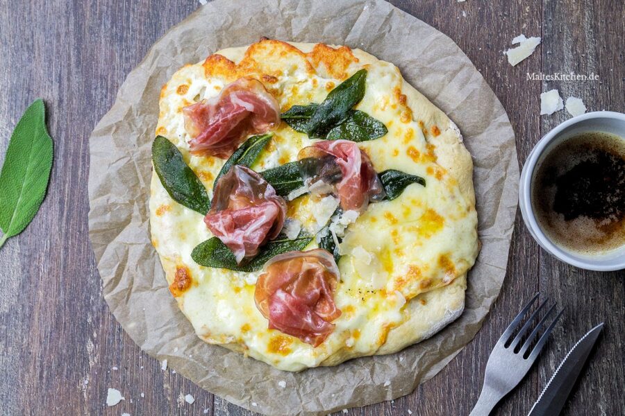 Rezept für eine Pizza Bianco mit Salbei und Coppa