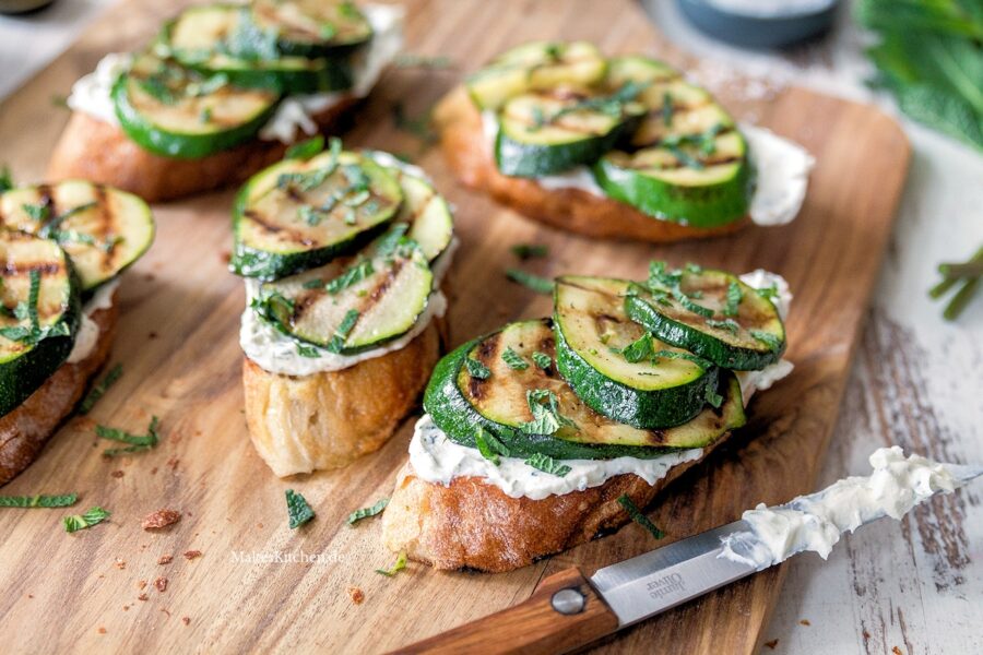 Rezept für Bruschetta mit gegrillter Zucchini und Ricotta-Creme