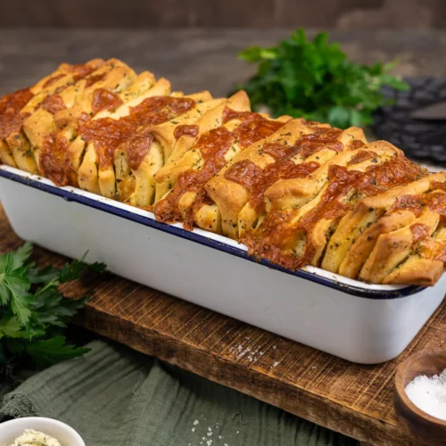 Zupfbrot mit Käse und Kräuterbutter