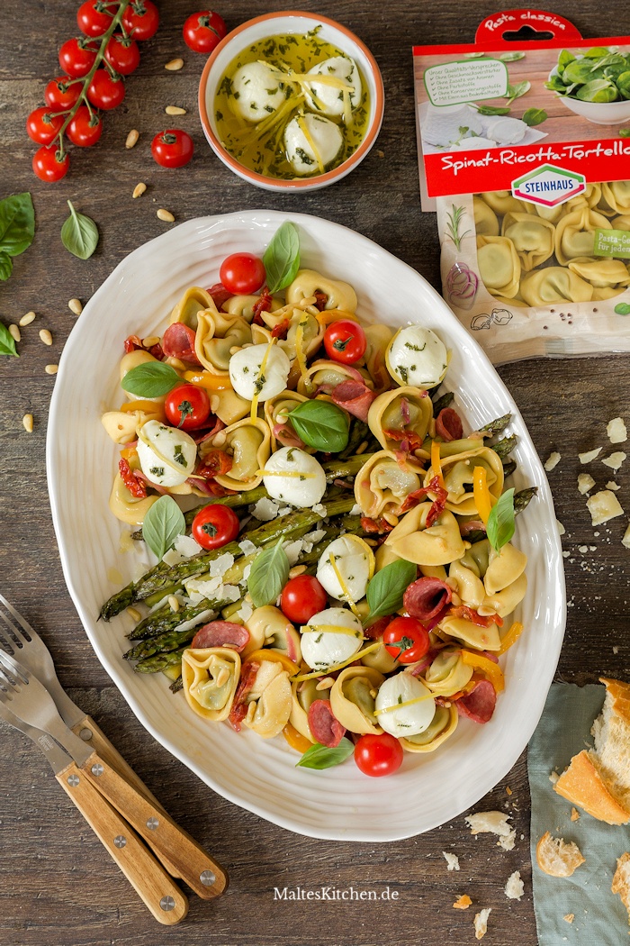 Tortelloni-Salat mit grünem Spargel