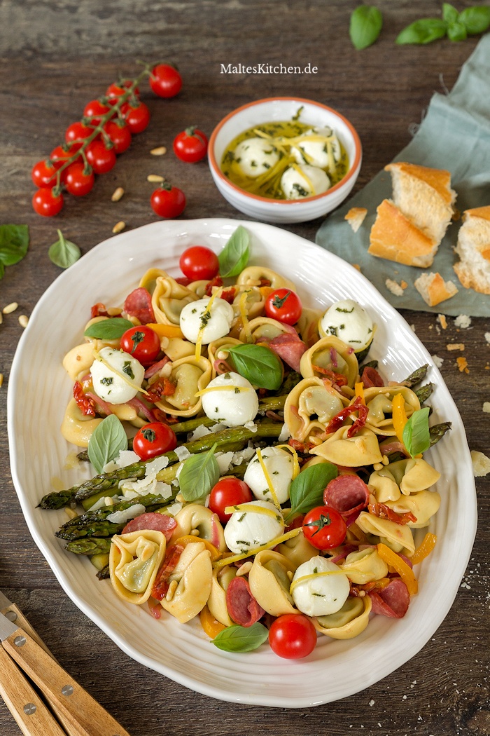 Leckerer Antipasti-Tortelloni-Salat mit grünem Spargel