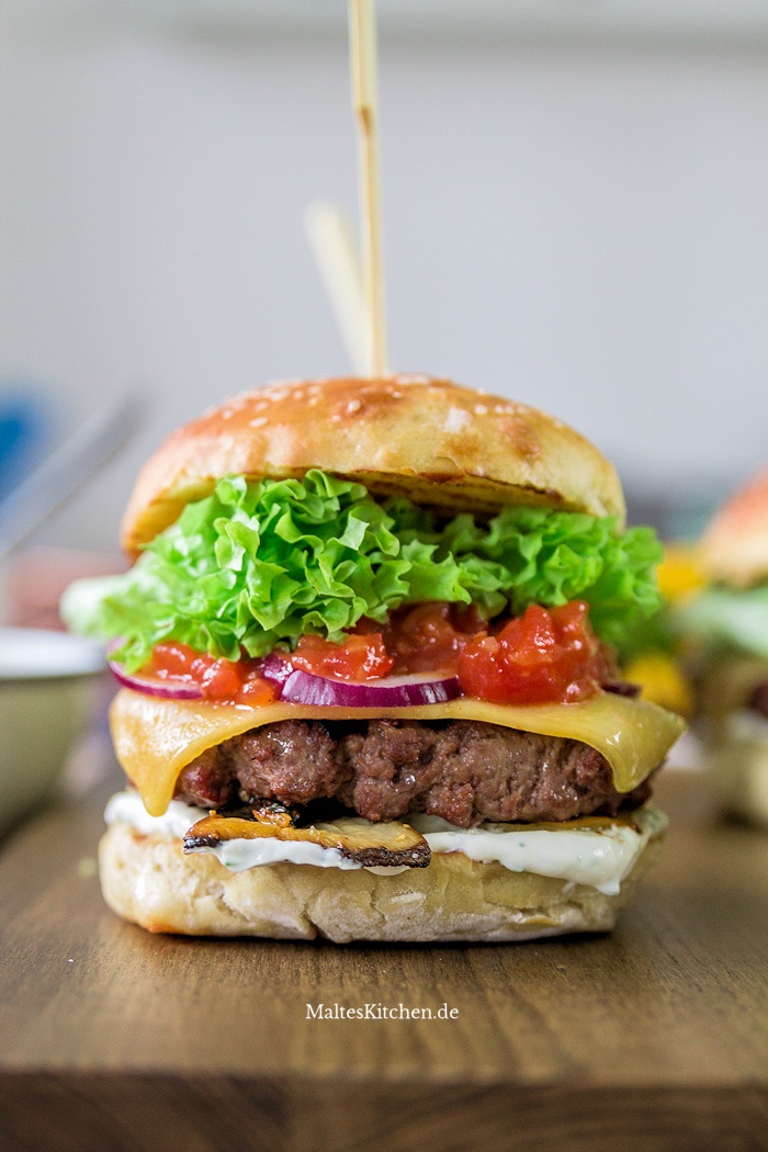 Burger mit Höllenkäse und Tomaten-Salsa