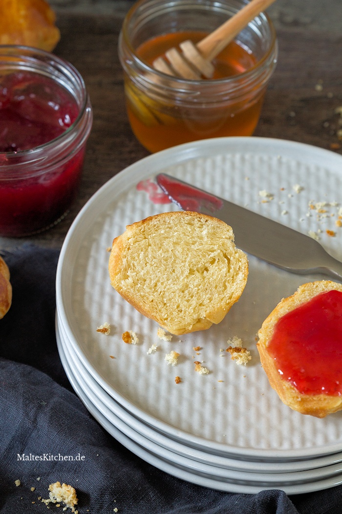 Selbstgemachte Brioche mit Erdbeermarmelade