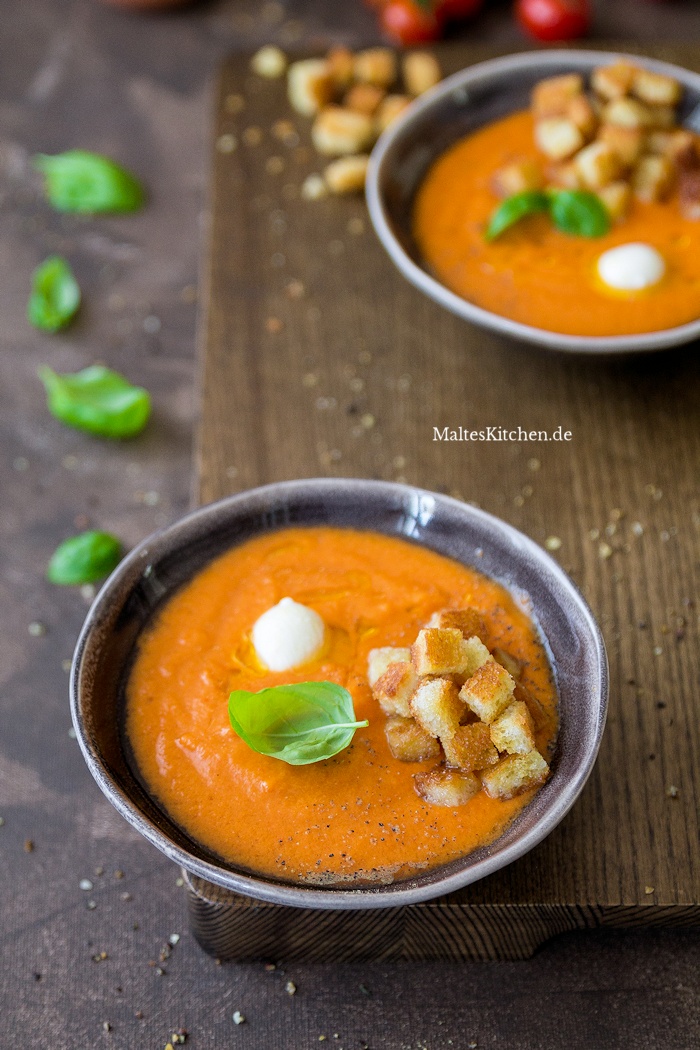 Gazpacho mit Croutons und Mozzarella
