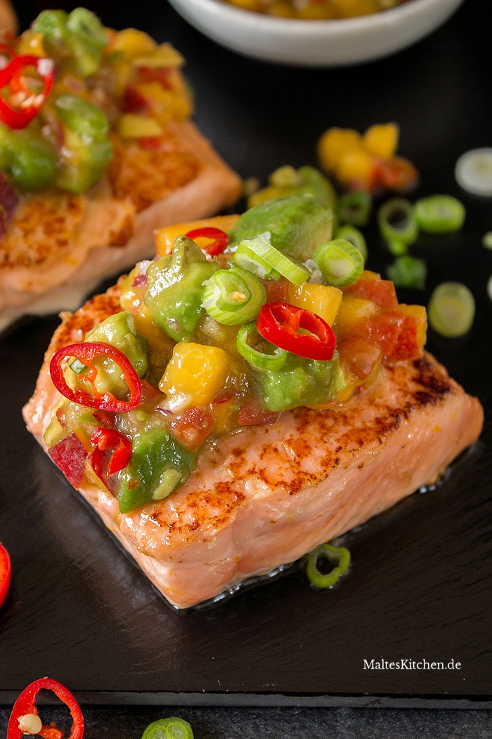 Saftigs Lachsfilet mit Avocado-Nektarinen-Salsa
