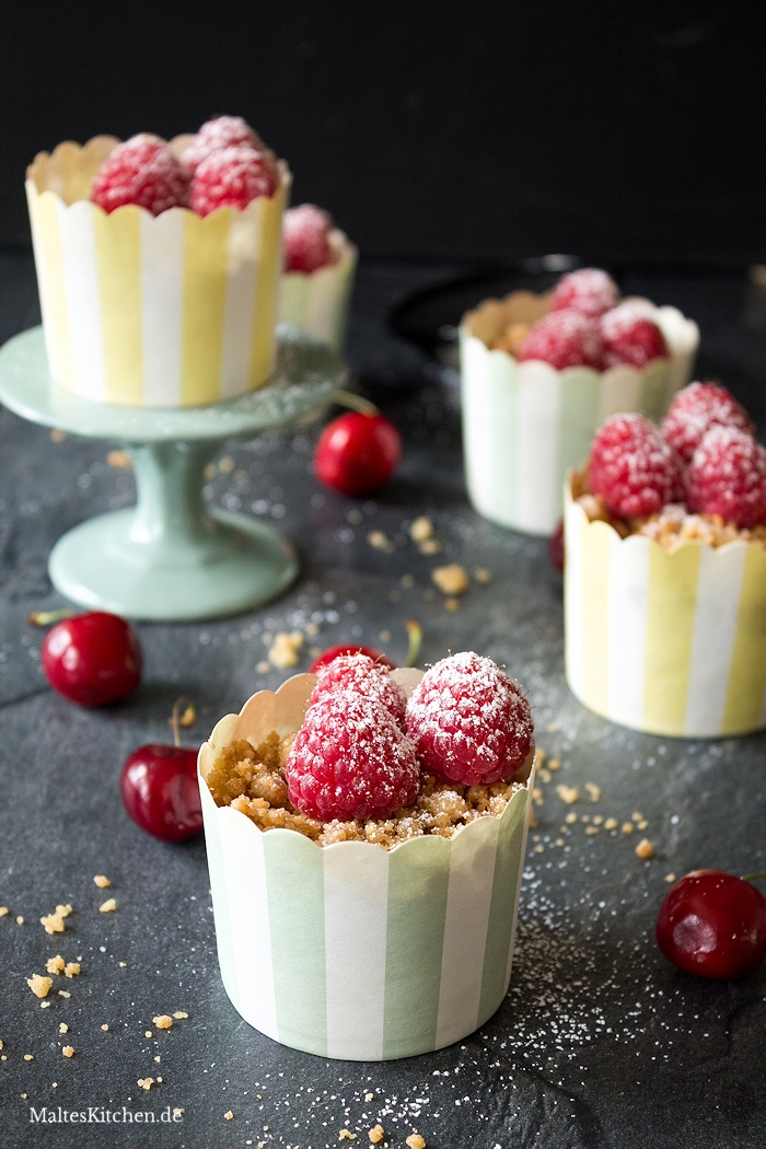 Cheesecake Cupcakes mit Streusel und Himbeeren