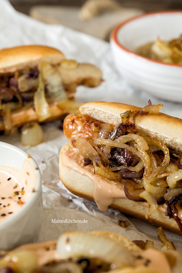Leckere Hot Dogs mit Zwiebeln