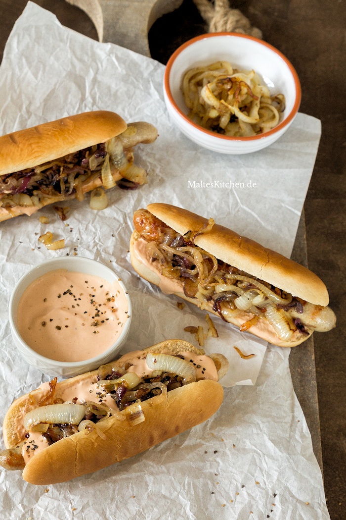 Hot Dogs mit Bratwurst und Zwiebeln