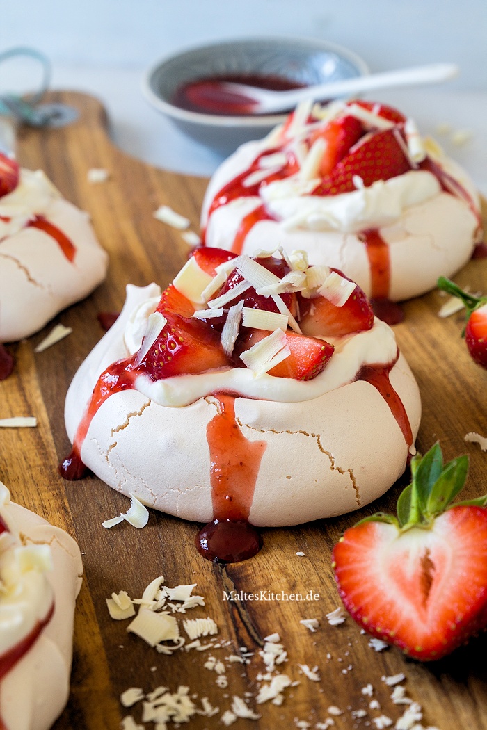 Pavlova mit Erdbeeren und Creme