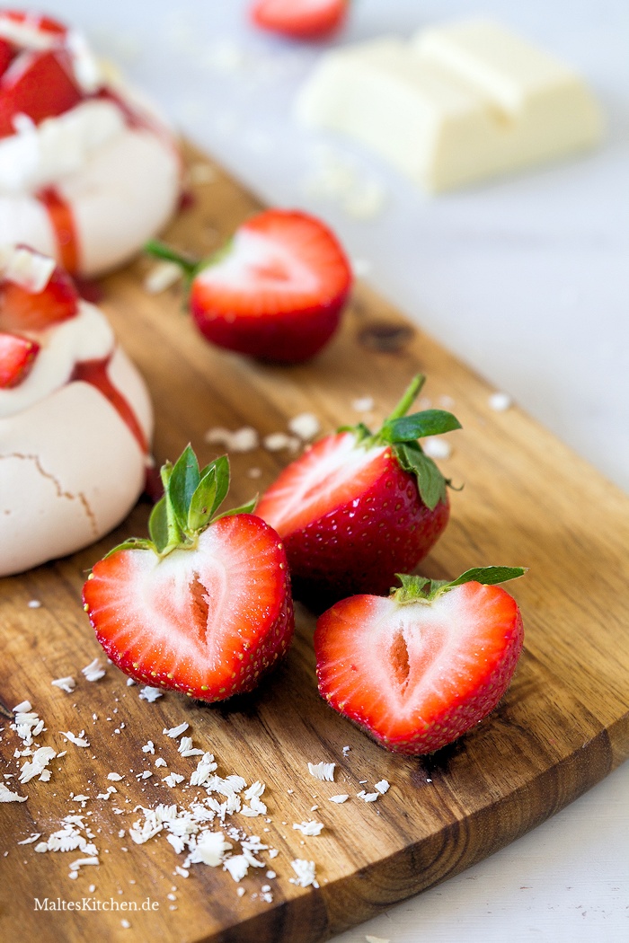 Frische Erdbeeren auf einer Pavlova