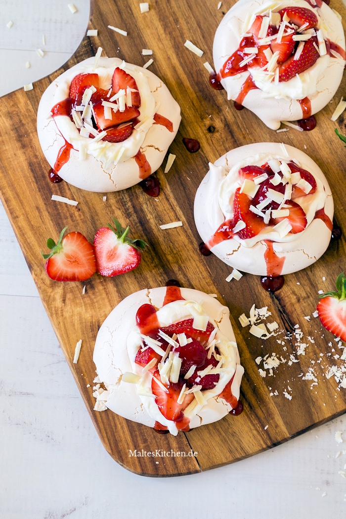 Süße Pavlova mit frischen Erdbeeren