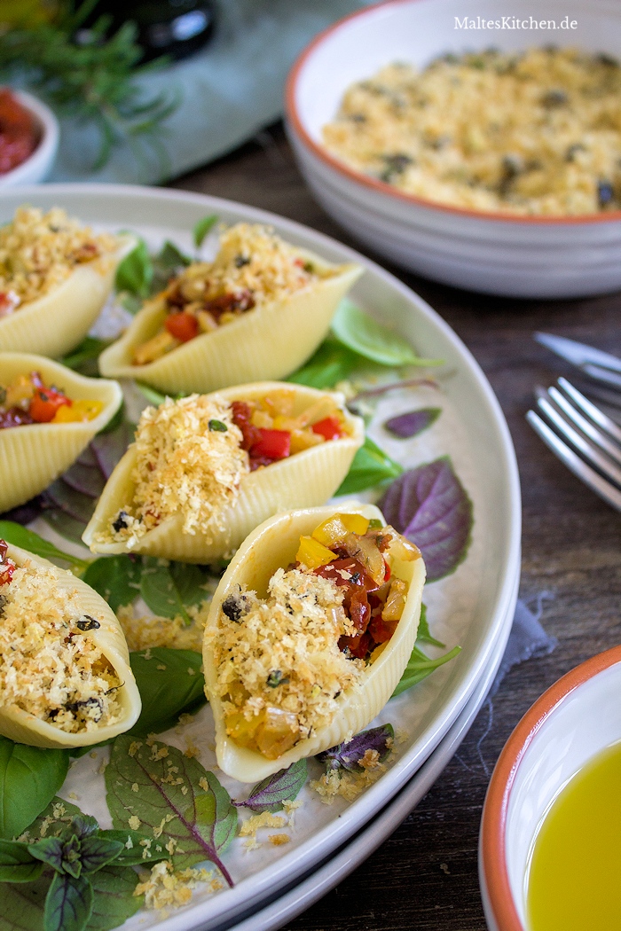 Mit mediterranem Gemüse gefüllte Conchiglioni