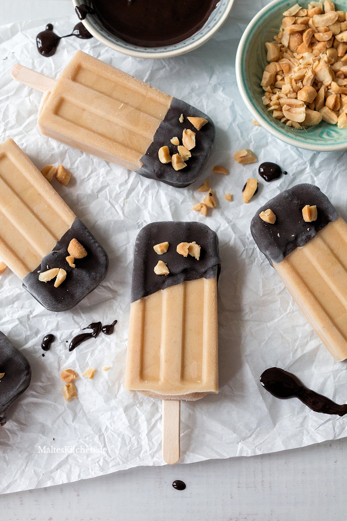 Einfache Erdnussbutter-Bananen-Popsicles mit Schokolade