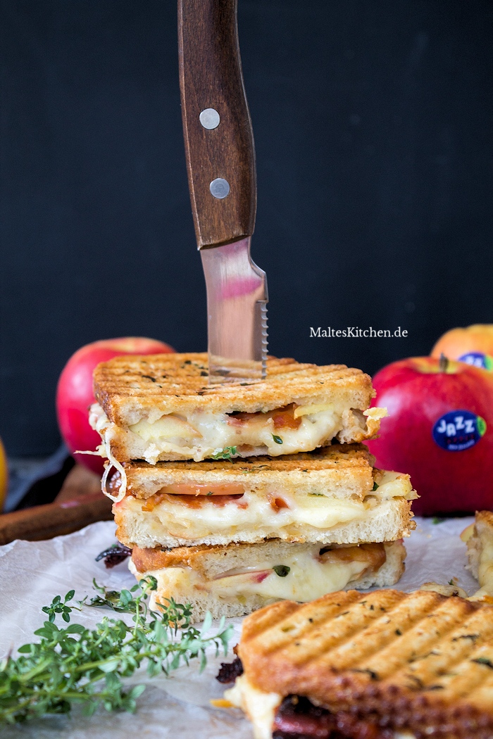Grilled Cheese Sandwich mit Jazz Äpfeln und kandiertem Bacon