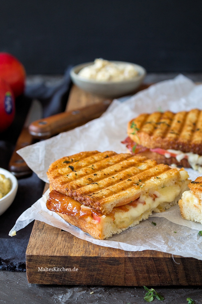 Apfelsandwich mit Käse und Bacon