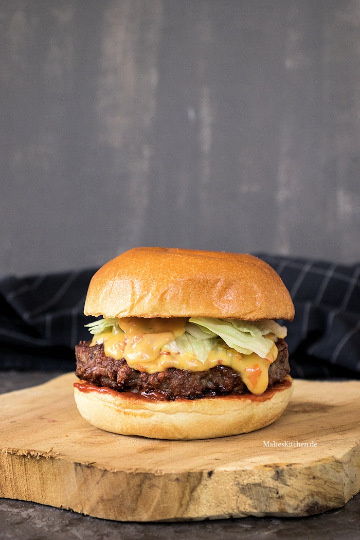 Selbstgemachter Burger mit Käsesauce vom Meateor Helios Grill