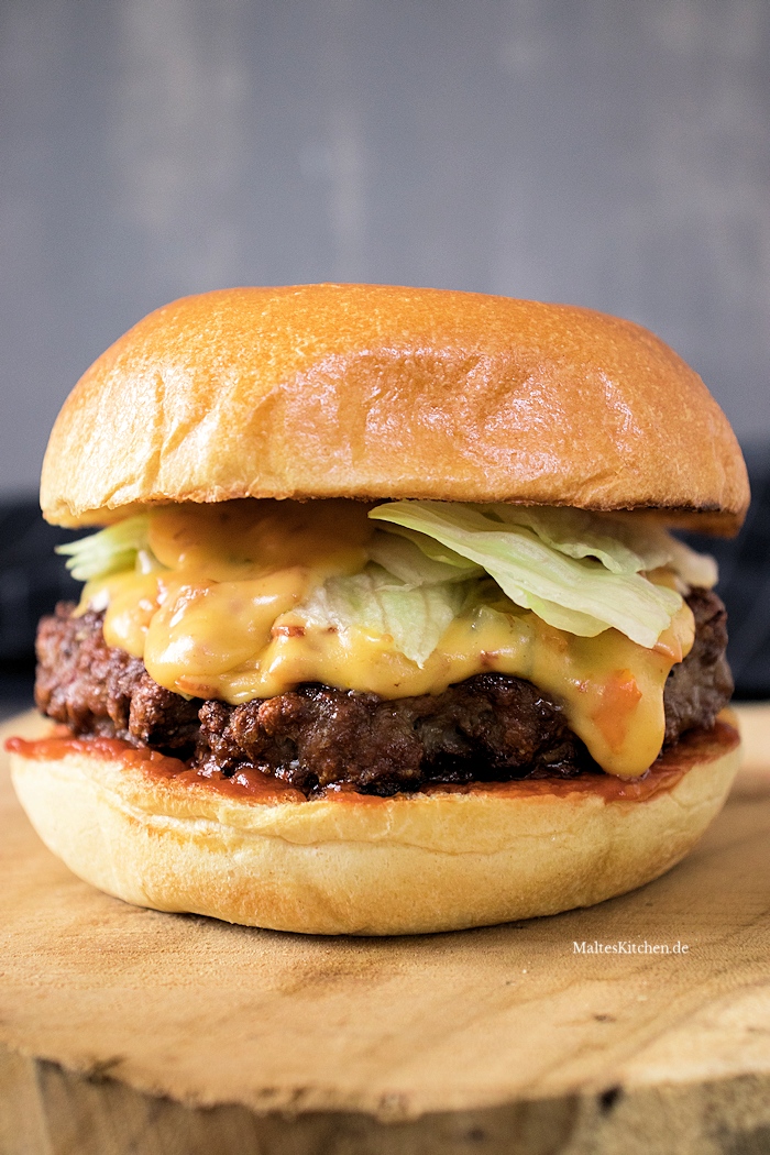Saftiger Beef-Burger mit Käsesauce