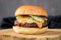 Burger mit Käsesauce vom Meateor Helios Grill