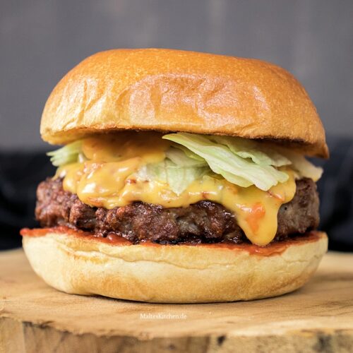 Burger mit Käsesauce vom Meateor Helios Grill