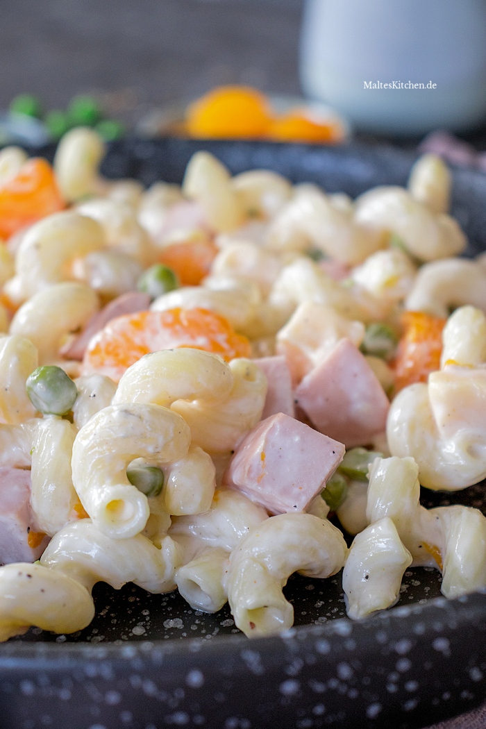 Leckerer Salat mit Nudeln und Fleischwurst