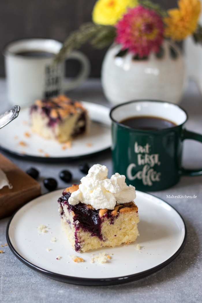 Einfacher Blechkuchen mit Blaubeer und Sahne