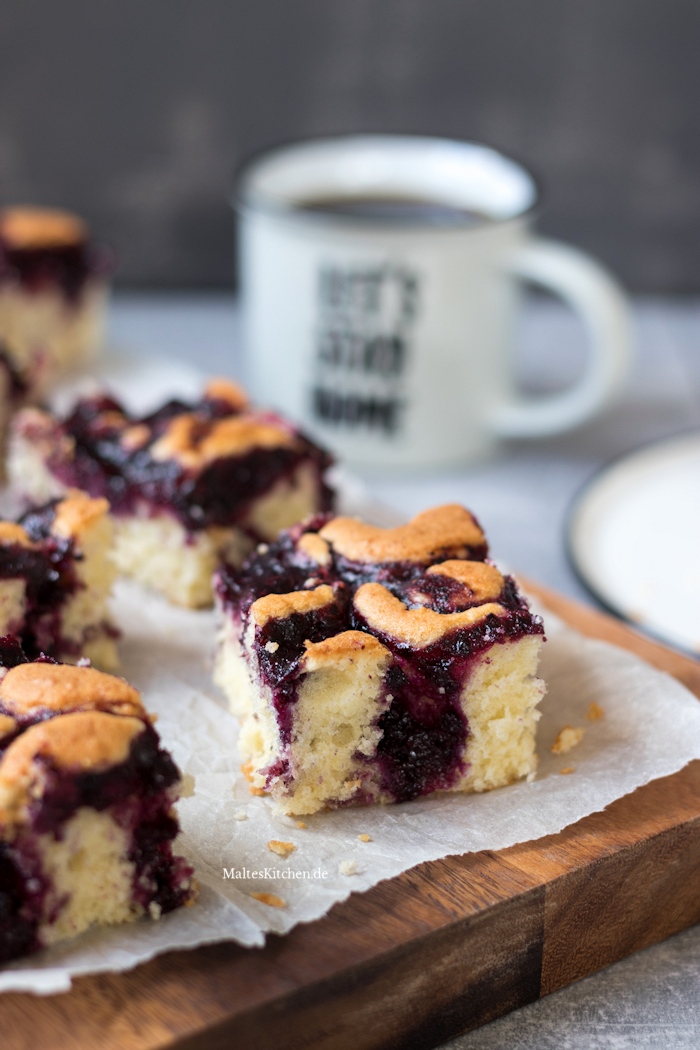 Saftiger BLaubeer-Kokos-Blechkuchen