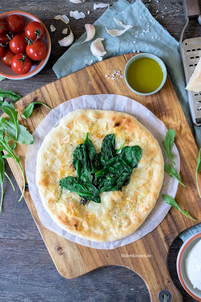 Pizza mit Bergkäse und Spinat